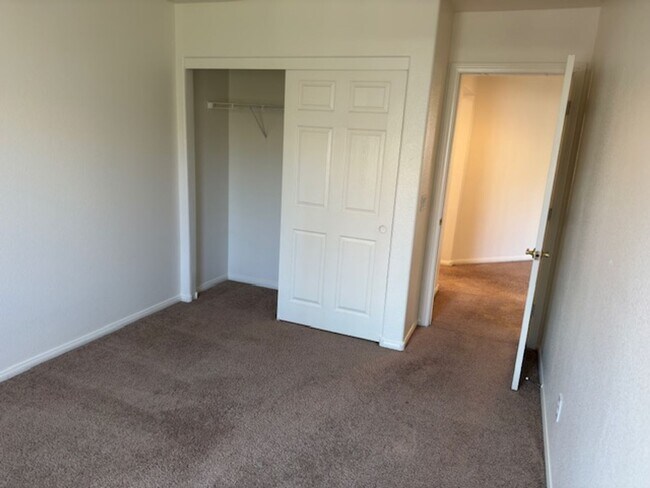 Building Photo - LARGE Spacious 5 Bedroom Single Family Home!!