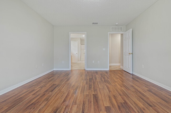 Building Photo - 6 Lemay Pl