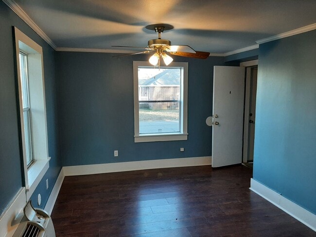 Building Photo - 609 N Oak St