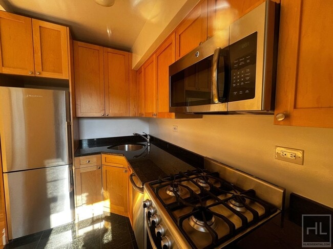 Building Photo - 95 Christopher St