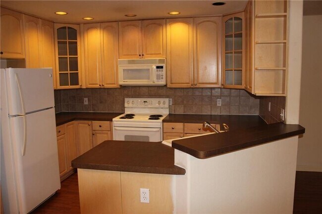 Building Photo - 4 bedroom 3 bath in the heart of North Campus