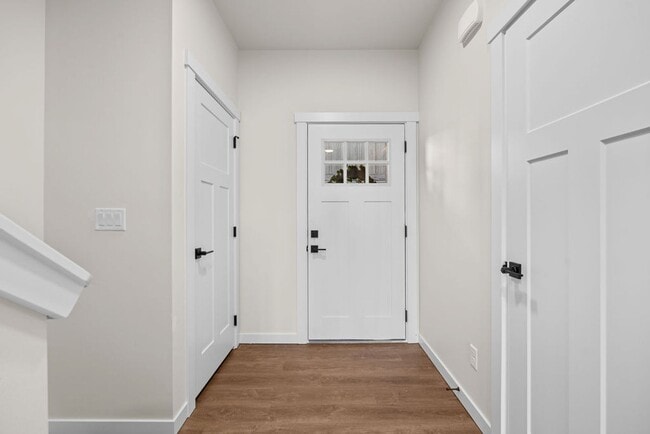 Building Photo - Luxury Living Off Appleway Trial Brand New...