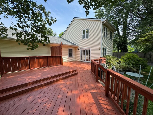 Building Photo - Beautiful 3 Bed 2.5 Bath Single Family Hom...