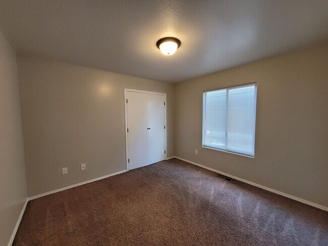 Building Photo - $1575 - 4 bedroom/ 2 bathroom - Gorgeous q...