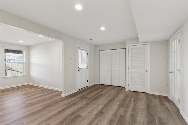 Building Photo - Newly Renovated 3 Bed 2.5 Bath Townhome in...