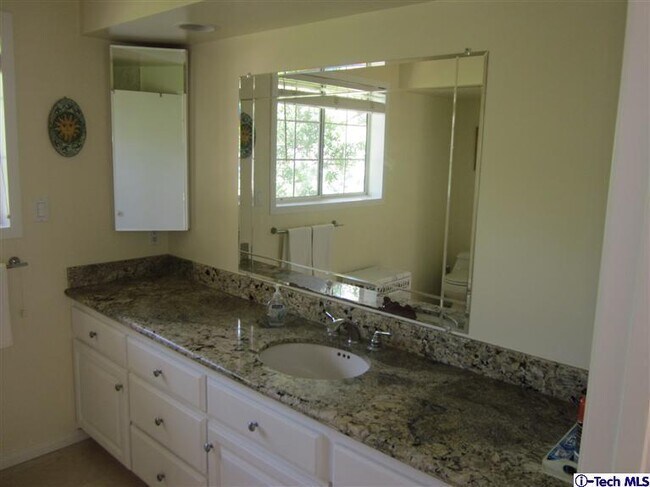 Building Photo - 2716 Ridgepine Dr