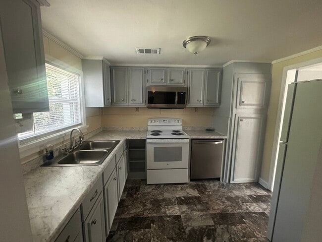 Building Photo - 461 Sweetwater Cir