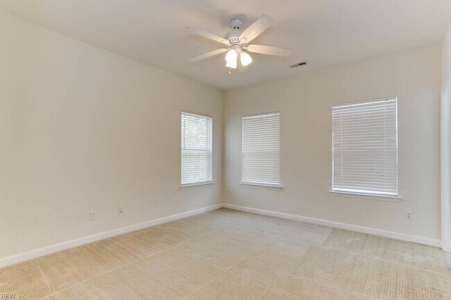 Building Photo - 528 Normandy St