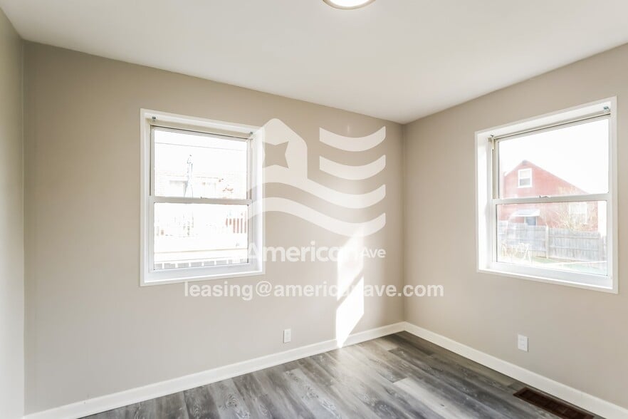 Building Photo - 8250 Royal Heights Dr