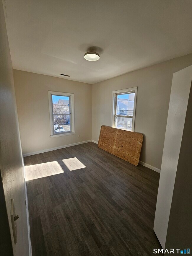 Building Photo - 236 Brooks St