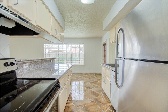Building Photo - 2750 Holly Hall St
