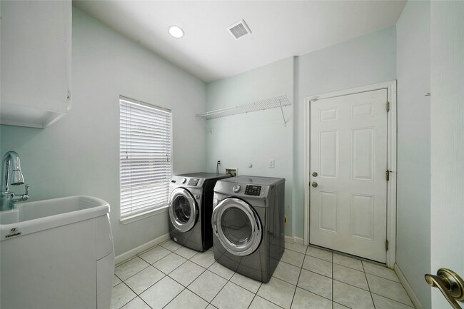 Building Photo - 1213 Wakefield Dr