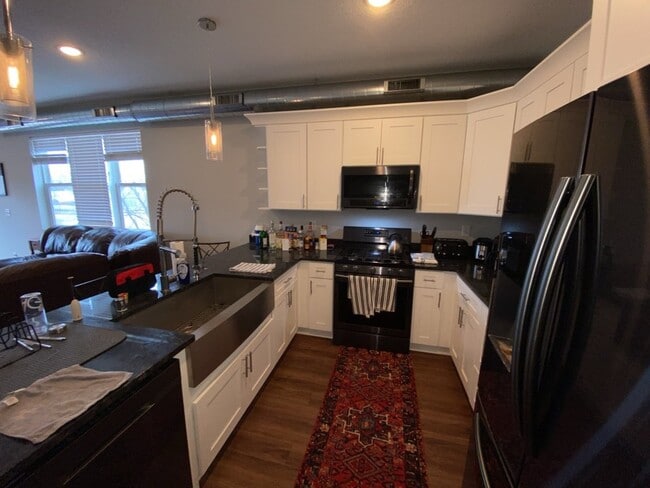 Building Photo - Stunning sunsets on private balcony 2 bed 2 bath in Longfellow!