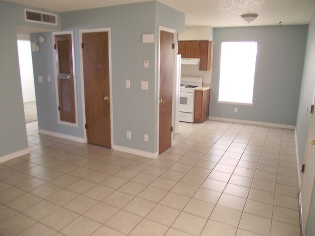 Building Photo - Northeast El Paso 2 bed