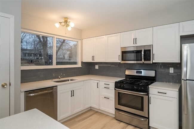 Building Photo - 335 Parma Dr