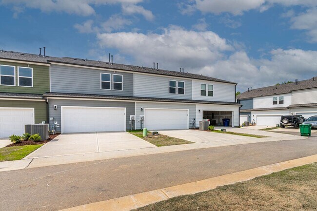Building Photo - Cozy Townhome with 2 car garage!