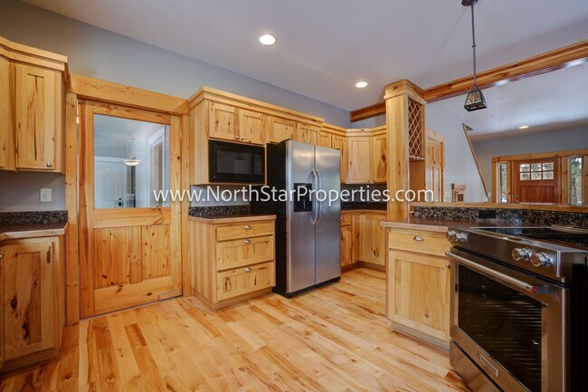 Building Photo - Beautiful Home On 10 Acres. Horse property