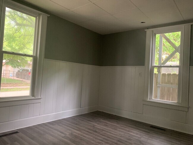 Building Photo - 2 bed/2 bath, 720 sqft home! 413 W Nichols...