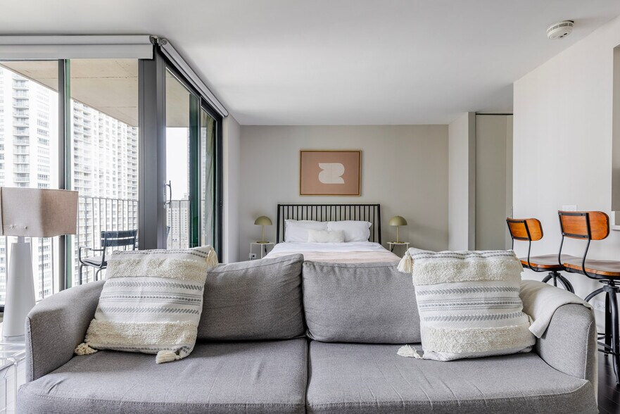 Building Photo - 77 W Huron St