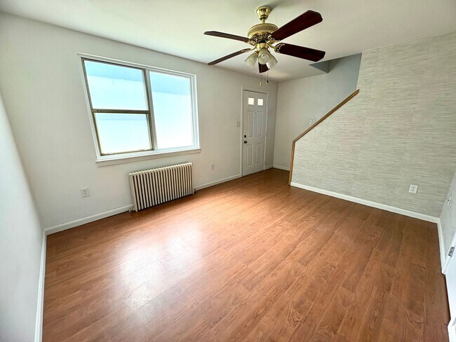 Building Photo - 2 Bedroom 1 Bathroom Townhome Available in Lancaster!