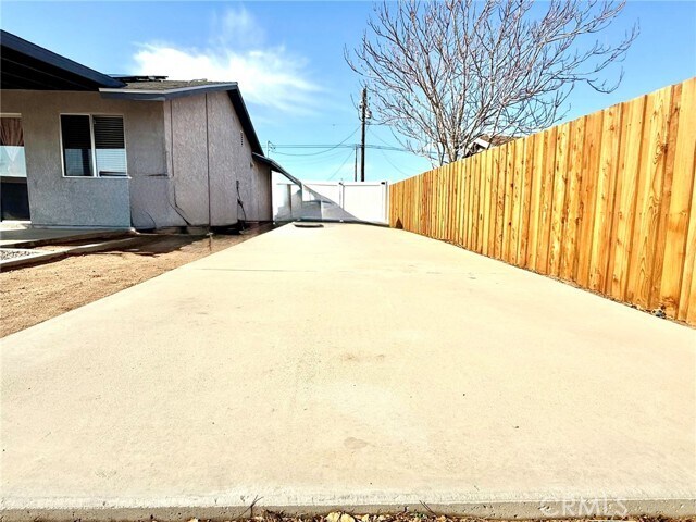 Building Photo - 7795 Oakwood Ave