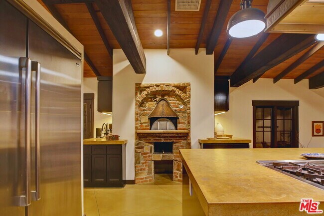 Building Photo - 2570 Nichols Canyon Rd