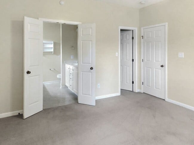 Building Photo - 308 Park Village Dr