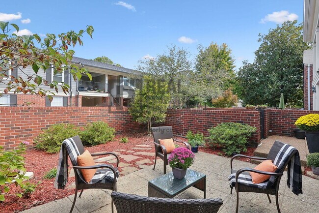 Building Photo - 5025 Hillsboro Pike