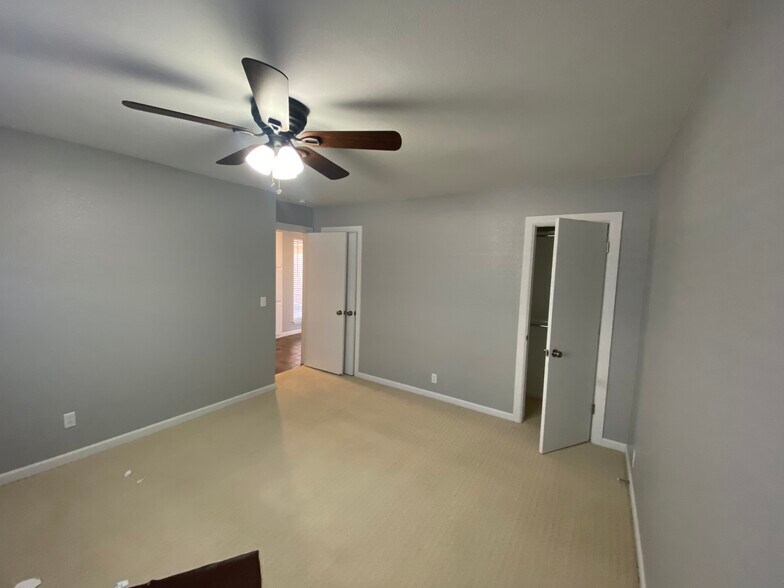 Building Photo - 801 Rolling Hill Terrace