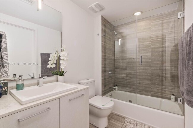 Building Photo - 1010 Brickell Ave