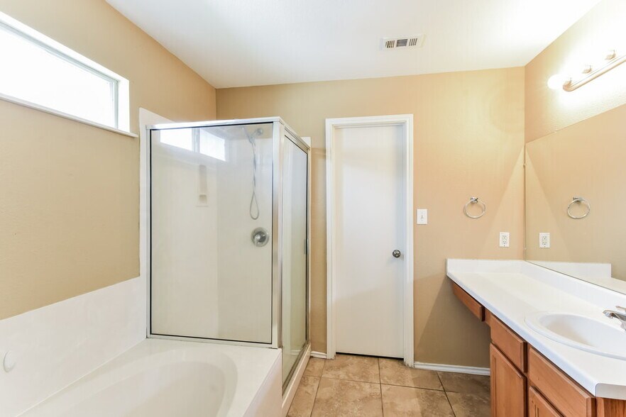 Building Photo - 4902 Dahlia Terrace