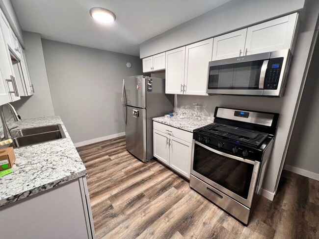 Building Photo - 3 Bedroom 1 Bathroom Rent Controlled Side ...