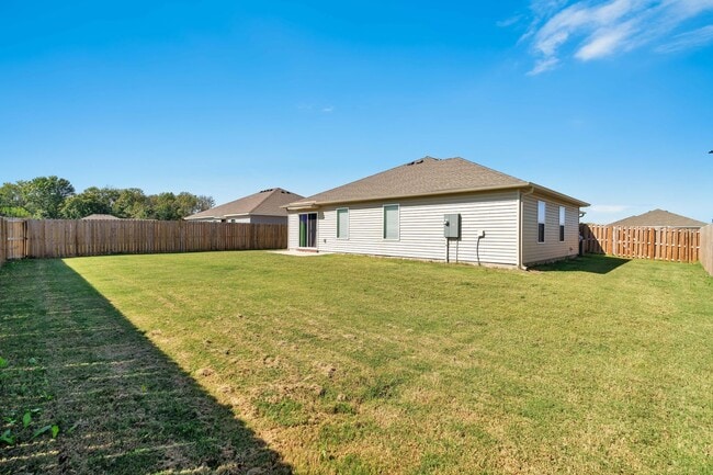 Building Photo - Spacious 3 bed, 2 bath in East Siloam Springs! Fenced yard, laundry included!