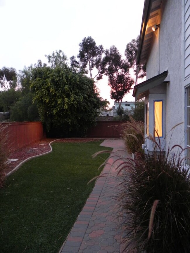 Building Photo - 4 Bed/2.5 Bath Spacious Two Story Home at ...