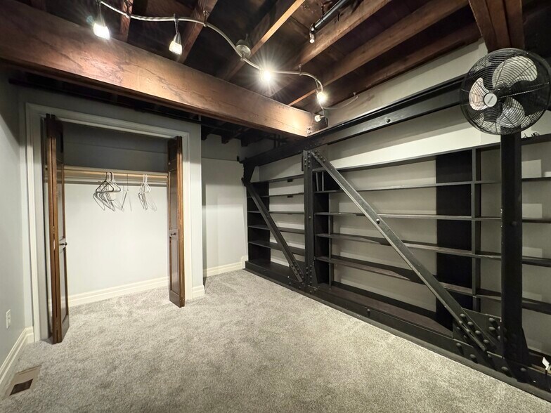 Building Photo - 1715 Summit St