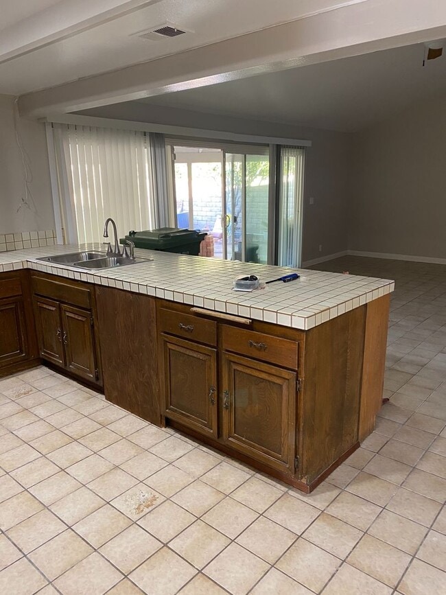 Building Photo - Single Story 4 bed, 2 bath home in central Simi Valley