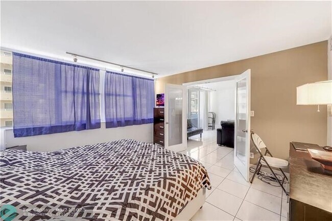 Building Photo - 3140 S Ocean Dr