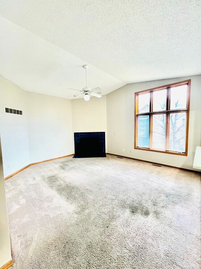 Building Photo - 4 Bedroom 2 Bath Duplex in Iowa City