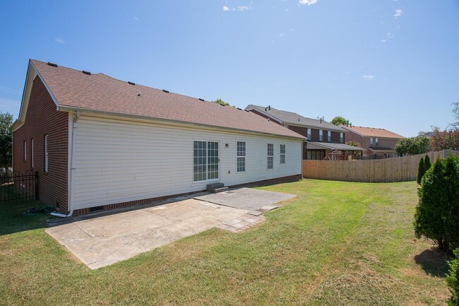 Building Photo - Charming Hendersonville Home!