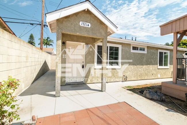 Building Photo - New 2 Bed 1 Bath Apartment in Long Beach C...