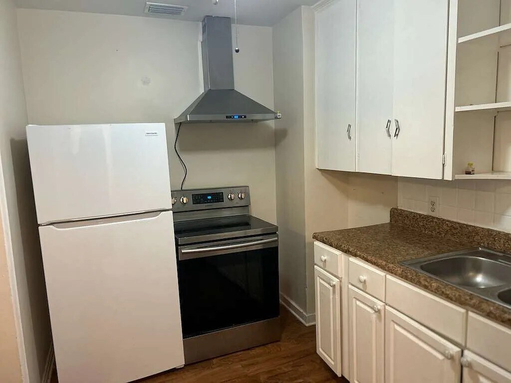 Building Photo - 2652 Merwyn Rd