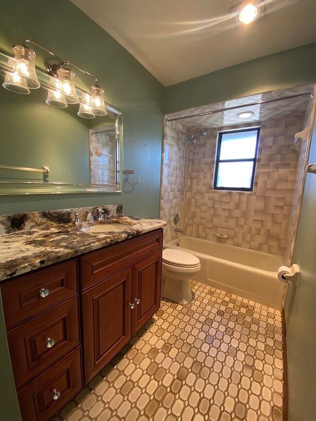 Building Photo - Beautiful 2/2/2 Deltona home