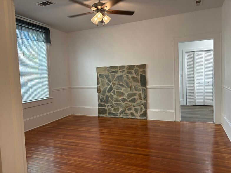 Large Dineing room - 1328 Shepherd St