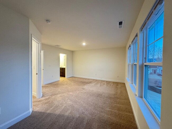 Building Photo - Come see this lovely townhome in a desirab...