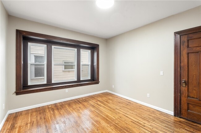 Building Photo - 483 Alexander St