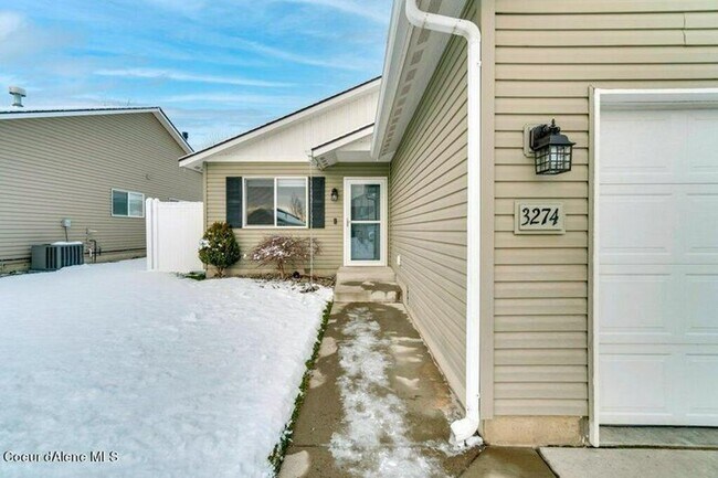 Building Photo - 3-Bedroom Home in The Landings – Fully Fenced Yard & 2-Car Garage