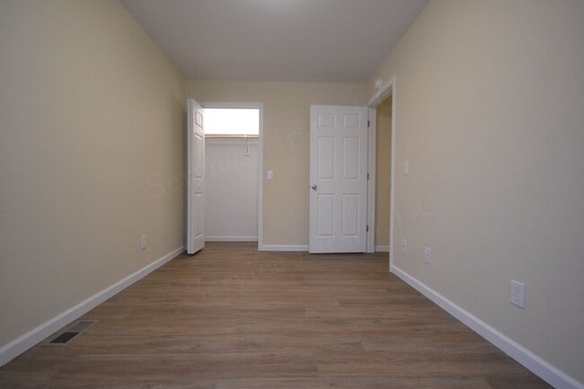 Building Photo - 3 Bed 1.5 Bath Duplex