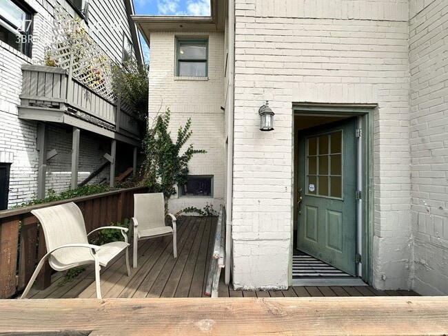Building Photo - Queen Anne - Must See 3 Bedroom / 3 Bath Home