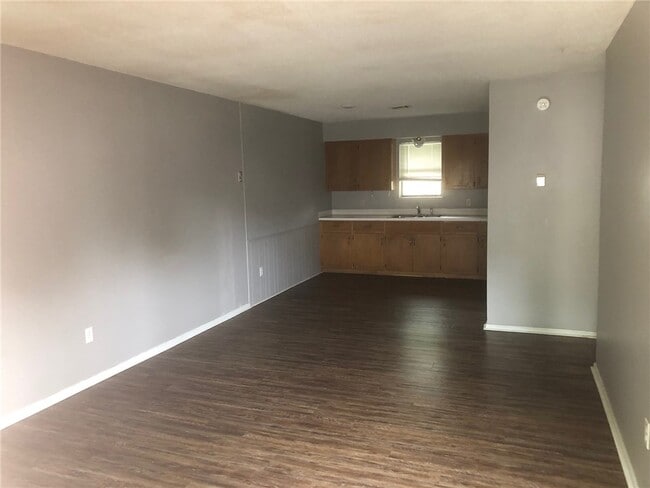 Building Photo - 302 E Benton St