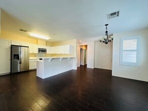 Building Photo - 3 Bedroom, 2 Bathroom Attached Home (Ka Ma...